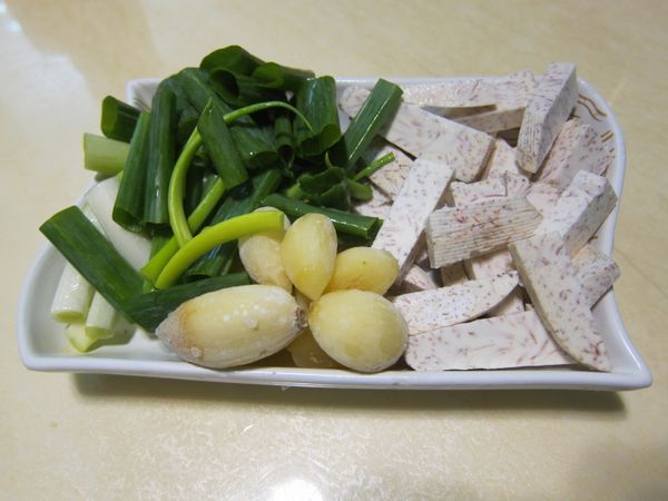 準備好足量的塞料，並將芋頭切成條狀。