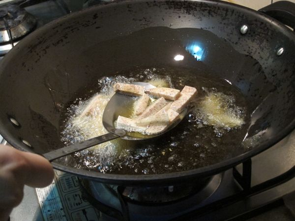 先將切條的芋頭放入熱油鍋翻炸