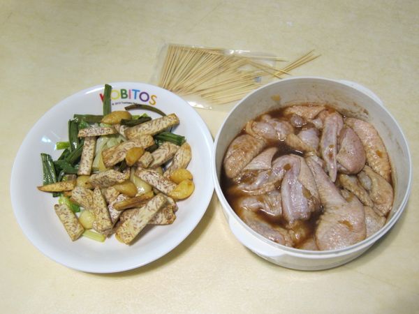 將炸好的塞料，塞入去骨的雞翅中