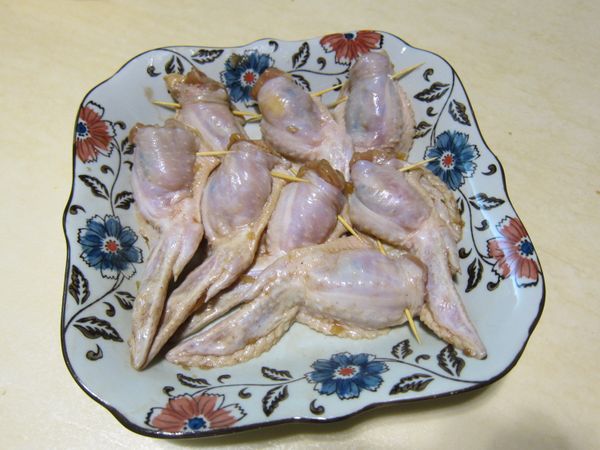 塞滿的雞翅缺口以牙籤穿刺固定住即可