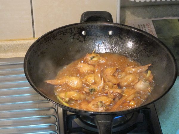 熱鍋後加入所有調味料，並將雞翅放入一起滷約15分鐘，並適時的翻面，讓表面呈現漂亮的紅橙色，即可起鍋。