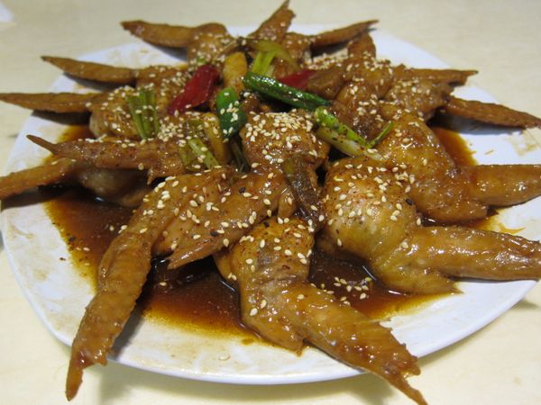 依序擺盤後，再撒上五味粉、芝麻，即可大鵬展翅。