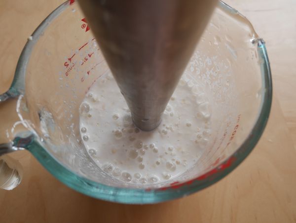 150g的玉米粒和牛奶，以攪拌器或果汁機打成玉米漿。