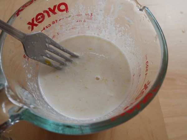 將玉米漿、細砂糖和雞蛋拌勻。