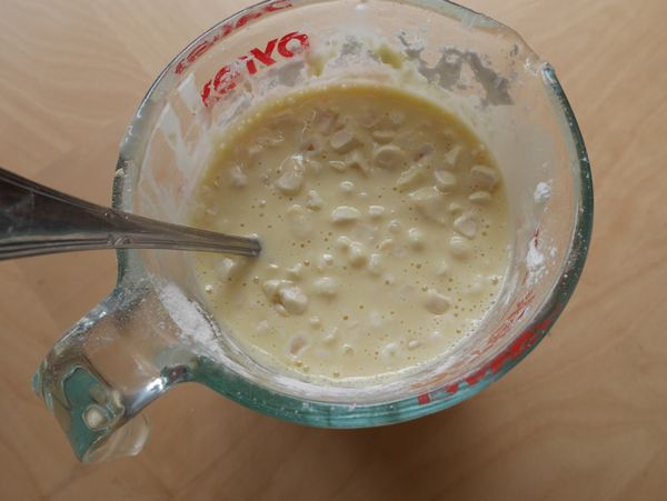 泡打粉和麵粉混和過篩後加入拌勻。