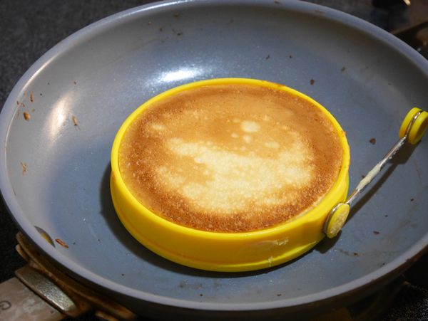 在平底鍋內抹上薄薄的奶油，用湯杓舀入麵糊。用小火煎至金黃，翻面將另一面也煎至金黃。