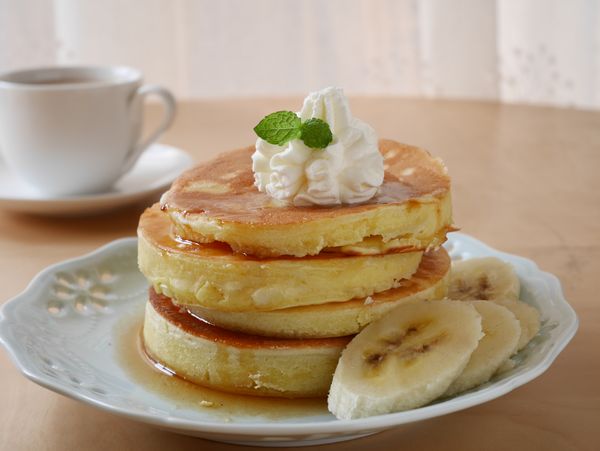 煎鬆餅的秘訣:如果有用煎蛋模具可營造側邊厚度， 煎的時候可以時不時的加上鍋蓋幫助中間熟透。第一面約5分鐘，翻面再煎3分鐘，依厚度調整時間。