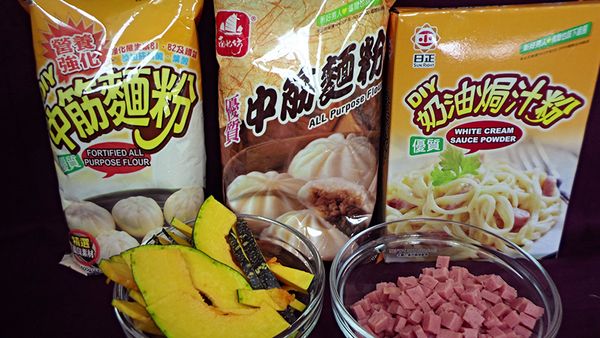 烤箱先預熱以200/200℃，將材料先稱好備用。