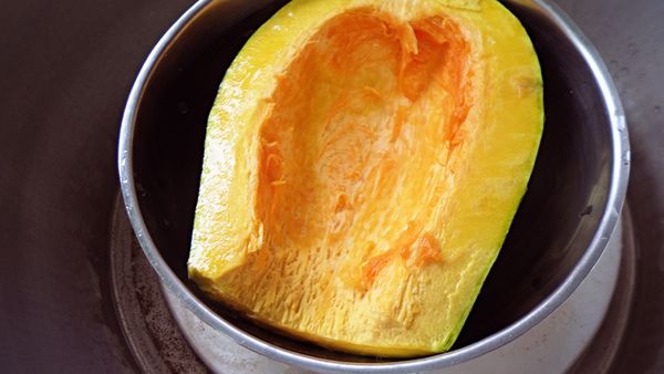 南瓜半顆，切8片(帶皮)，其他入電鍋蒸熟，蒸約30分鐘。