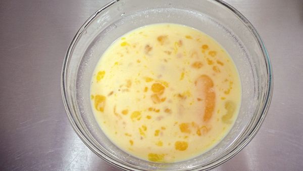 奶油焗汁粉10g+水50g+蛋1顆攪拌均勻。