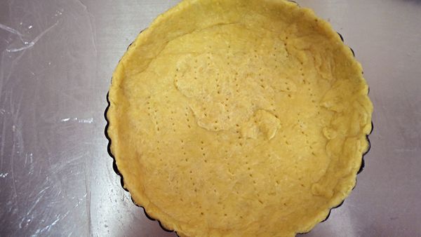 將(中筋麵粉、水、全蛋、無鹽奶油)放於桌面，攪拌均勻成糰後，冷藏後派皮取出，派皮放於派盤上，派皮壓平放入模型內再延模型塑型再用叉子戳洞，再鬆弛30分鐘。