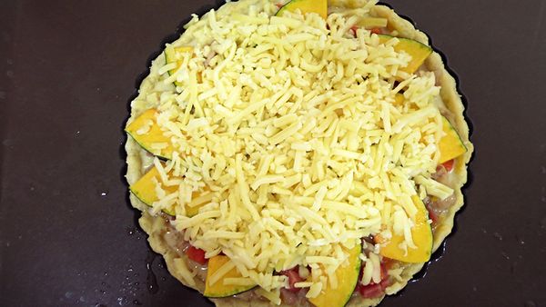 再放入作法3.及作法4，再排上南瓜片，最後舖上乳酪絲。