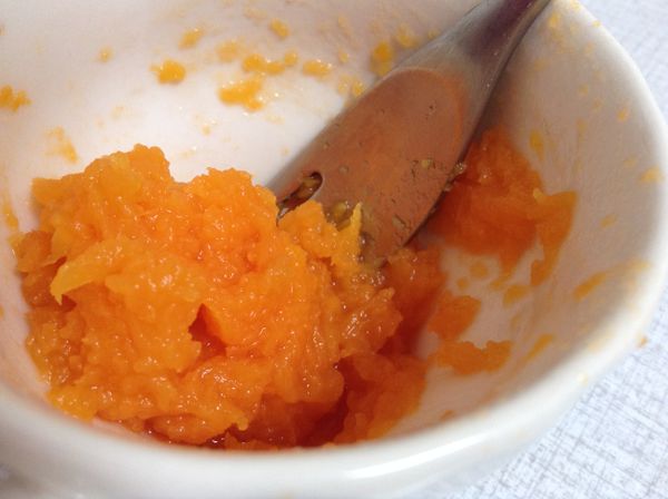 將南瓜用電鍋蒸軟，用叉子壓成泥，放涼備用。
