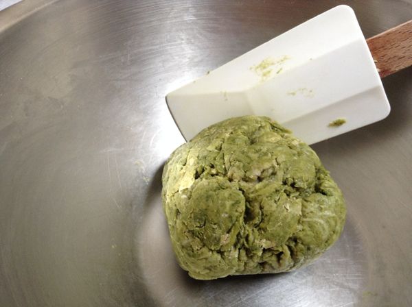 [抹茶麵團]將麵團移出攪拌盆外。繼續用雙手搓揉成無粉粒且不黏手的光滑麵團。