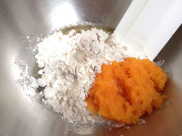 [南瓜麵團]作法同[抹茶麵團]步驟 3-5，直到麵團可以撐出薄膜即可。