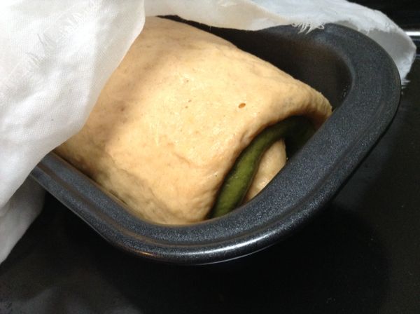 [抹茶麵團] [南瓜麵團]收口處朝下放入烤盒中，蓋上濕布，再放入密閉空間發酵一小時至滿模。