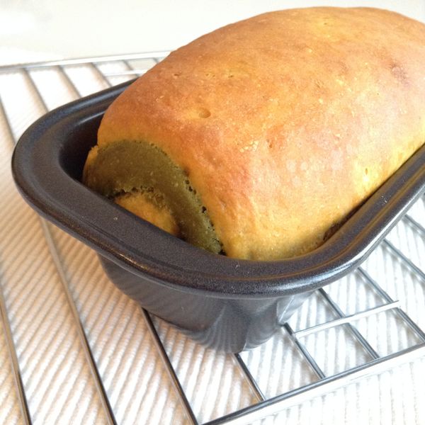 烤前10分鐘將烤箱預熱攝氏175度。麵團表面噴些水，進烤箱烤20分鐘至表面上色即可。