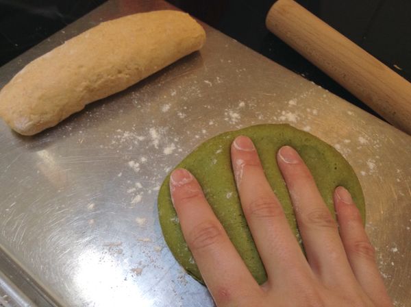 [抹茶麵團] [南瓜麵團]將兩個麵團移出容器，輕拍麵團壓出空氣，輕輕地將麵團捲起，蓋上防沾布讓麵團鬆弛20分鐘。