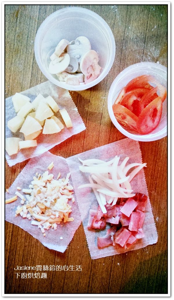 等麵糰發酵的時候，來處理配料：鳳梨片切小塊，我是用罐頭鳳梨，所以對半切而已。火腿切薄片、洋蔥切絲、蘑菇切片。