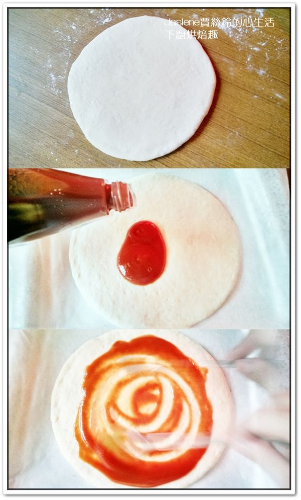 把發酵好的麵糰取出，在桌上跟麵糰上都撒些手粉，輕拍麵糰中的空氣，將麵糰滾園，蓋上保鮮膜鬆馳10分鐘 。
再撒手粉，將麵糰捍開呈圓形，或任何自己喜歡的形狀，桿開的厚度依各人喜好。
之後放到舖烘焙紙的烤盤上，將蕃茄醬平均塗抹在麵皮上面。