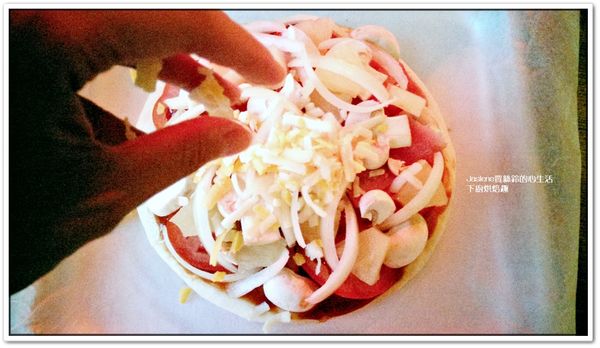 擺上配料、撒上乳酪絲，放入烤箱用220度c，烘烤12~13或15分鐘。