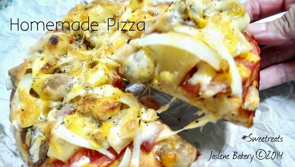 香噴噴、金黃色的超級豪華什錦披薩就完成了～
開動啦！！！