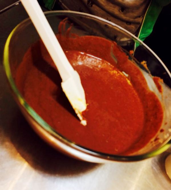 牛奶加熱至滾，分好幾次徐徐倒入讓黑巧克溶化，攪拌均勻，加入蛋黃打勻。