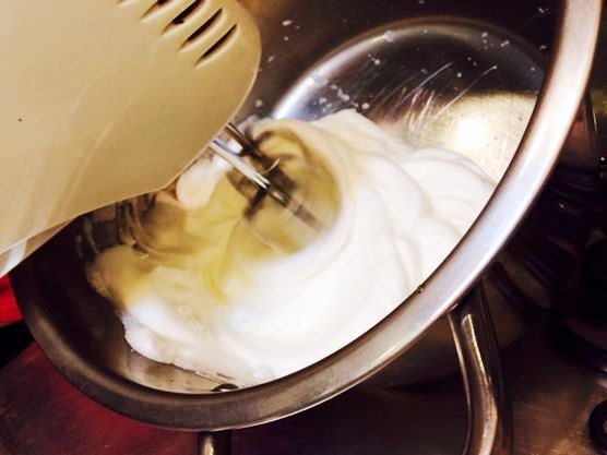 4顆蛋白，先加入小搓鹽，用打蛋器打發中間，再分兩次加入白糖打發。