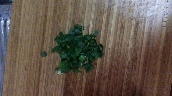 先將麵條下滾水中煮熟，
將蔥切成蔥花