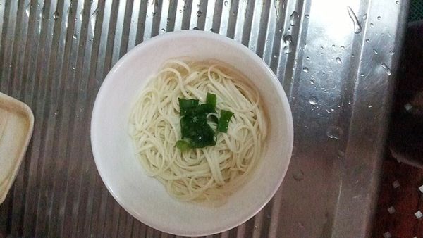 熱油，關火後。將熱油淋在蔥花上，會聽到有滋滋滋滋的聲音