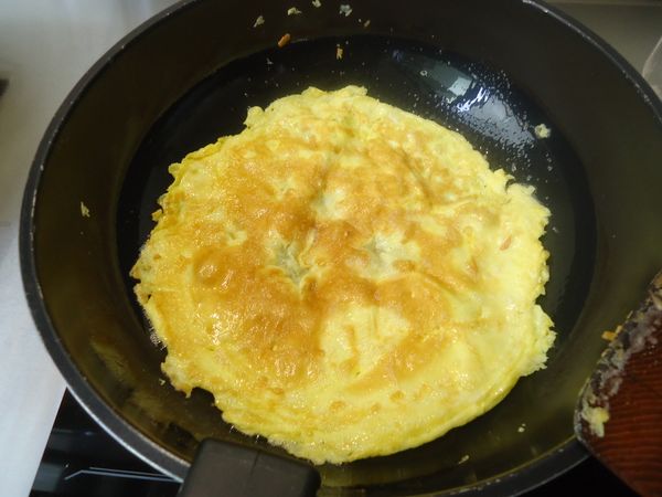 蛋打散 煎熟  
  紅蘿蔔 切長條
蔥切末