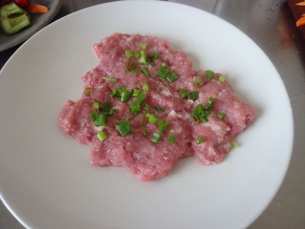 將蔥末  和豬絞肉拌在一起