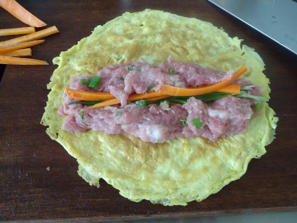 煎好的蛋 鋪在最下層 
放上絞肉 韭菜 紅蘿蔔 捲起