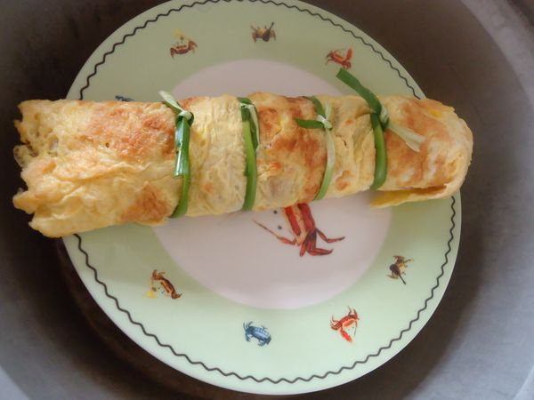 綁上韭菜
約兩隻指頭綁一條
放進電鍋蒸