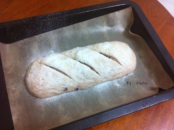 再第二次發酵至２倍大，塗上蛋液，灑上麵粉，用刀子劃三刀開口