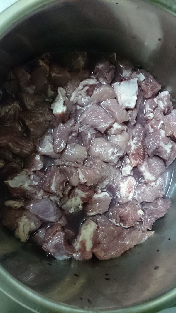 豬肉先用3分之一紅酒醃至入味