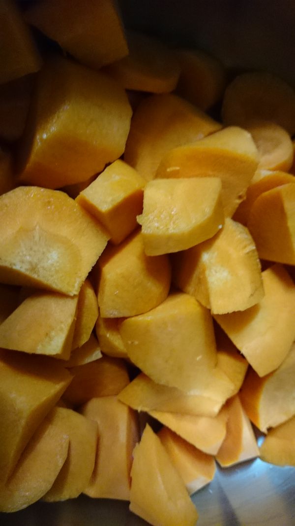 把紅蘿蔔切滾邊(自己喜愛大小)