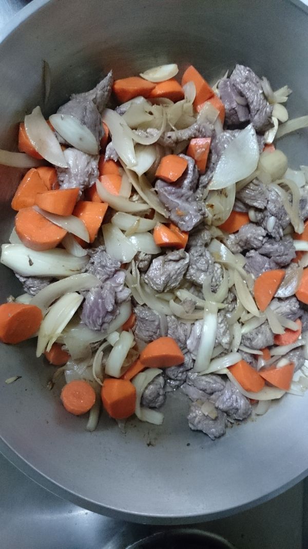 熱鍋,油倒入加入紅蘿蔔拌炒一下,再加入洋蔥炒至洋蔥軟甜度香氣出來,再加入馬鈐薯繼續炒,炒個2分鐘再把肉倒進去拌炒幾分鐘