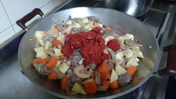 噹噹..在來把3分之2的紅酒加進去,蘋果,蕃茄糊加進去,拌炒均勻,水蓋過食材就可以了..