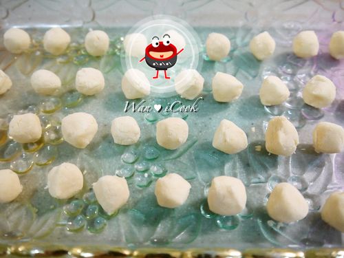 加入30ml的配方奶（液狀），揉成不黏手的麵團。蛋黃大小不同，麵糰若過濕就斟酌添再加ㄧ點太白粉混合起來不能太乾，並不一定要全加完，如果太濕軟可以再補充一點太白粉，只要最後能夠成團且不黏手的狀態即可，麵團保有ㄧ些濕潤度烤起來更酥更漂亮。
