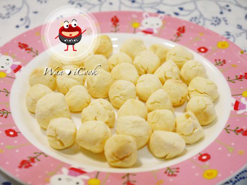 取適量的麵團搓成長條，切成約1公分的寬度搓成圓形，放入烤盤。每一顆小麵糰盡可能大小一致，越大烘烤時間就需斟酌延長，稍微烤上色即可。記得手再搓圓時若沾有ㄧ些乾粉，先洗個手擦乾水再繼續搓，不然烤出來裂痕較大。