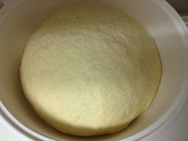 製作麵團：
將麵團材料放入盆中，整成一團後，拿到作業台上，用手揉約10分鐘，至不沾手，不沾盆，麵團表面光滑即可（約15分鐘）。
放在室溫約28度左右，發酵1小時半至2小時，脹至原來的2倍大即可。
然後用手輕壓排氣後，將麵團分成20等分，上面蓋上溼布，靜置約15分鐘。