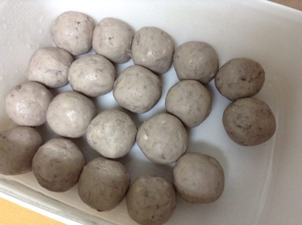 芋泥放涼後，分成20粒等量的丸子，用手捏成圓球狀，上面蓋好蓋子（以免變乾）備用。