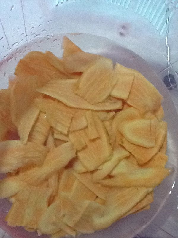 先將地瓜刨片浸泡鹽水約半小時。