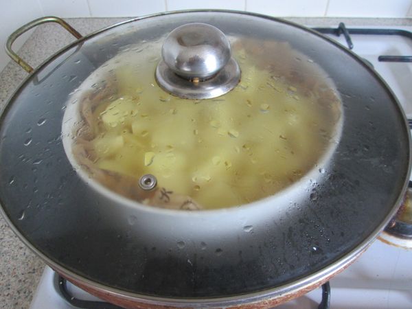 4個大的馬鈴薯削皮後在切成小塊或薄片，隔水蒸個20分鐘至軟熟,要蒸軟一些才會有滑綿的口感