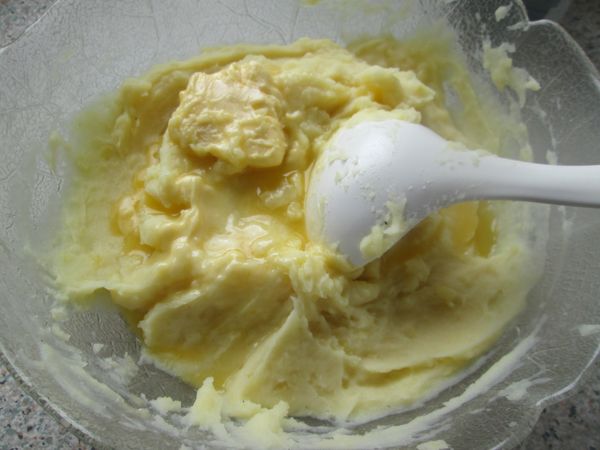 在加入軟化好的無鹽奶油拌好備用，