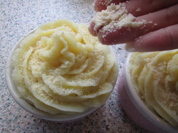 擠上或舀入適量的馬鈴薯泥覆蓋表面，最後灑上ㄧ點乳酪粉來增香，入預熱好的烤箱用200度烤到表面呈微黃色既完成