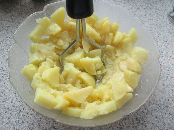 趁熱搗爛成平滑的泥狀，也可以用料理機快速的打成泥