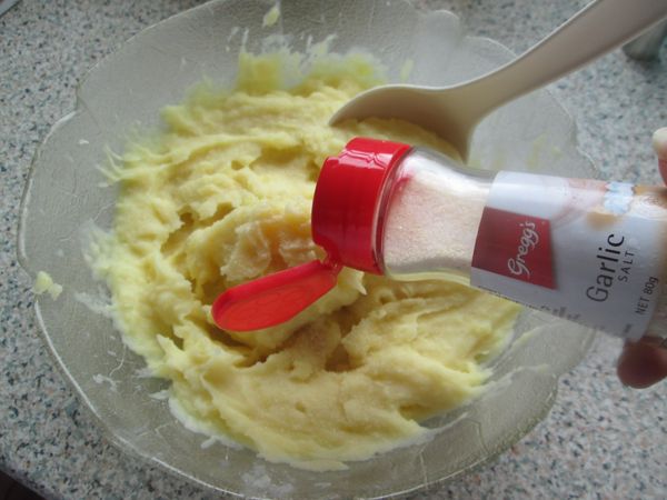 加入適量的大蒜鹽(Garlic salt)和少許白胡椒粉並拌勻
