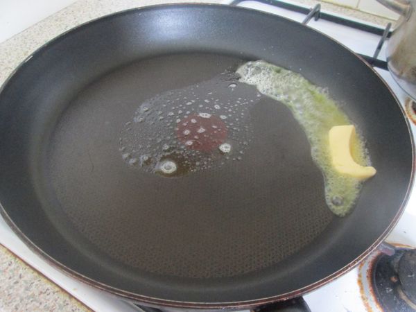 少量無鹽奶油入熱鍋中以小火熱融化，用小火奶油才不會焦黑